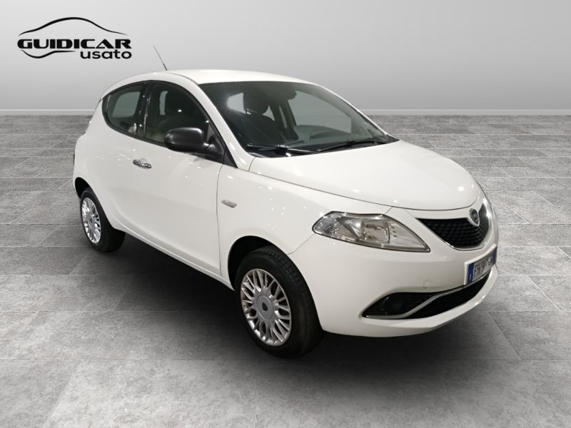 GuidiCar - LANCIA Ypsilon 2017 Ypsilon 0.9 t.air Platinum ecochic metano 80cv Usato