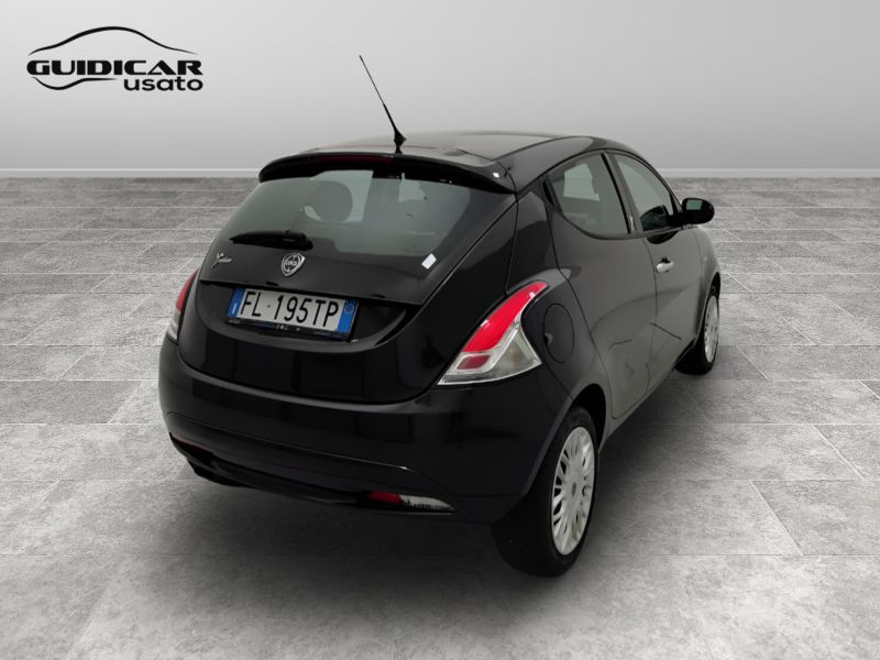 GuidiCar - LANCIA Ypsilon 2017 Ypsilon 1.2 Silver 69cv Usato