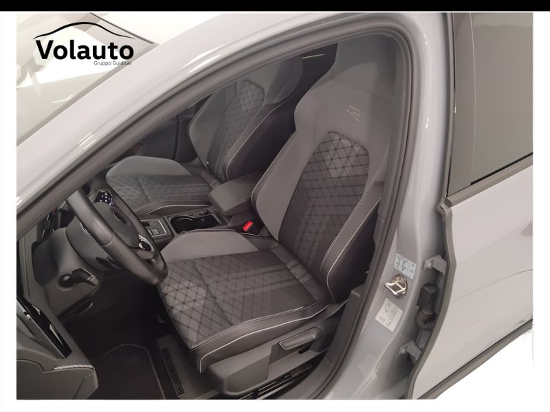 GuidiCar - VOLKSWAGEN Golf 2022 Golf 1.5 etsi evo act R-Line 150cv dsg Usato