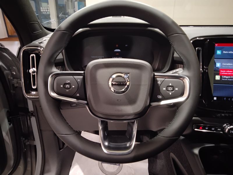 GuidiCar - VOLVO XC40 1 XC40 PLUS DARK B3 AUT Nuovo