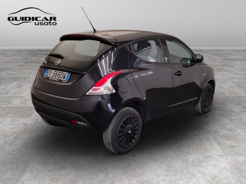 GuidiCar - LANCIA Ypsilon 2015 Ypsilon 0.9 t.air Silver ecochic metano 80cv E6 Usato