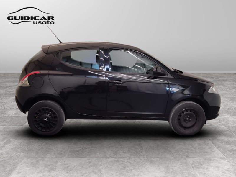 GuidiCar - LANCIA Ypsilon 2015 Ypsilon 0.9 t.air Silver ecochic metano 80cv E6 Usato