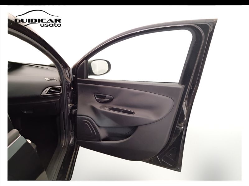 GuidiCar - LANCIA Ypsilon 2015 Ypsilon 0.9 t.air Silver ecochic metano 80cv E6 Usato