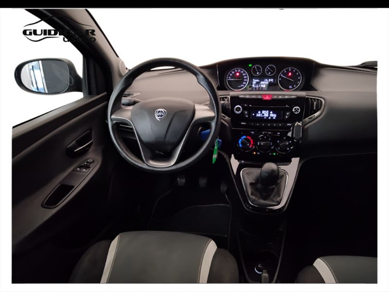 GuidiCar - LANCIA Ypsilon 2015 Ypsilon 0.9 t.air Silver ecochic metano 80cv E6 Usato