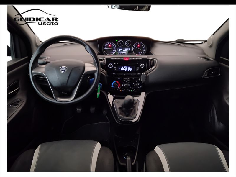 GuidiCar - LANCIA Ypsilon 2015 Ypsilon 0.9 t.air Silver ecochic metano 80cv E6 Usato